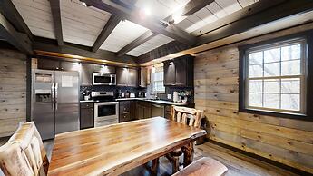 Bigfoots Hideaway 1 Bedroom Cabin by RedAwning