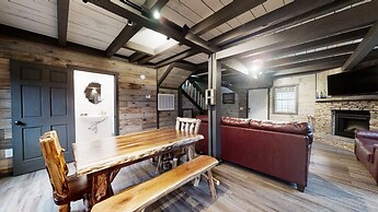 Bigfoots Hideaway 1 Bedroom Cabin by RedAwning