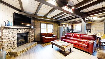 Bigfoots Hideaway 1 Bedroom Cabin by RedAwning