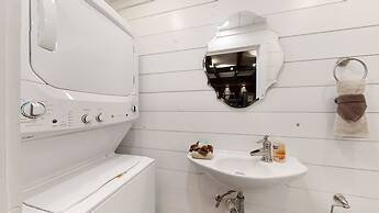 Bigfoots Hideaway 1 Bedroom Cabin by RedAwning