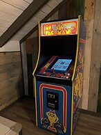 Bigfoots Hideaway 1 Bedroom Cabin by RedAwning