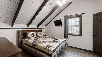 Bigfoots Hideaway 1 Bedroom Cabin by RedAwning