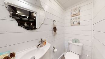 Bigfoots Hideaway 1 Bedroom Cabin by RedAwning