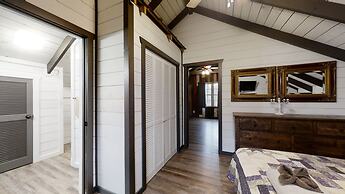 Bigfoots Hideaway 1 Bedroom Cabin by RedAwning