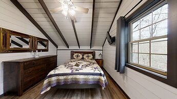 Bigfoots Hideaway 1 Bedroom Cabin by RedAwning