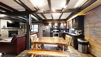 Bigfoots Hideaway 1 Bedroom Cabin by RedAwning