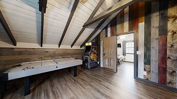 Bigfoots Hideaway 1 Bedroom Cabin by RedAwning