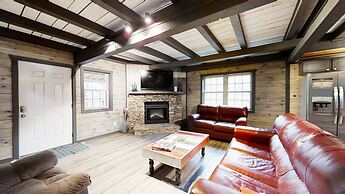 Bigfoots Hideaway 1 Bedroom Cabin by RedAwning