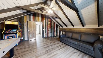 Bigfoots Hideaway 1 Bedroom Cabin by RedAwning