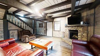 Bigfoots Hideaway 1 Bedroom Cabin by RedAwning