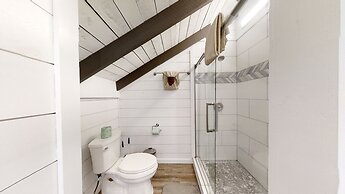 Bigfoots Hideaway 1 Bedroom Cabin by RedAwning