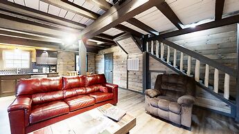 Bigfoots Hideaway 1 Bedroom Cabin by RedAwning