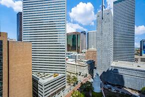 CozySuites | TWO Stunning Condo with SKY POOL