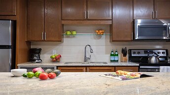 CozySuites | TWO Stunning Condo with SKY POOL