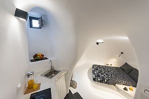 The Luna Cavern 2 with Hot Tub White