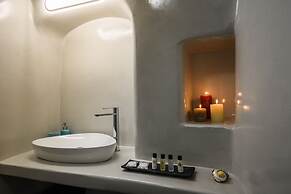 The Luna Cavern 2 with Hot Tub White