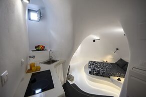 The Luna Cavern 2 with Hot Tub White