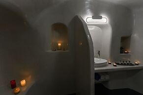 The Luna Cavern 2 with Hot Tub White