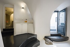 The Luna Cavern 2 with Hot Tub White