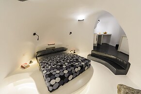 The Luna Cavern 2 with Hot Tub White