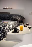 The Luna Cavern 2 with Hot Tub White