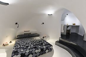 The Luna Cavern 2 with Hot Tub White