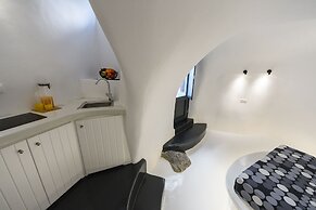 The Luna Cavern 2 with Hot Tub White