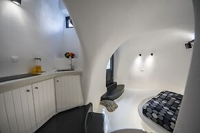 The Luna Cavern 2 with Hot Tub White