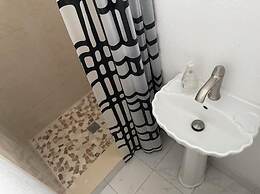 Rim Canal 'yellow House' With Canal Views & Boat Dock 1 Bedroom Cottag