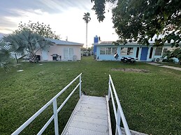 Rim Canal 'yellow House' With Canal Views & Boat Dock 1 Bedroom Cottag