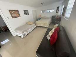 Rim Canal 'yellow House' With Canal Views & Boat Dock 1 Bedroom Cottag