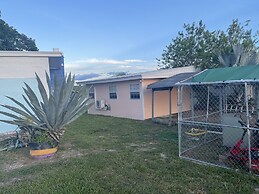 Rim Canal 'yellow House' With Canal Views & Boat Dock 1 Bedroom Cottag