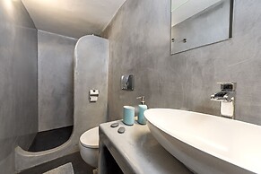 The Luna Suite with Hot Tub