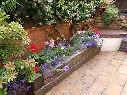 Fab 2 Bed Cotswolds Cottage With Private Courtyard