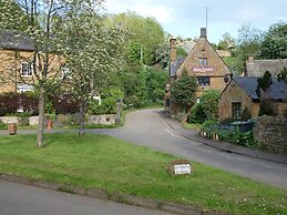 Fab 2 Bed Cotswolds Cottage With Private Courtyard