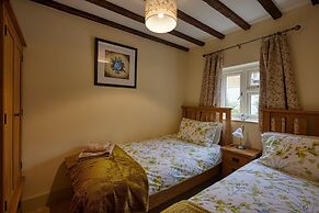 Fab 2 Bed Cotswolds Cottage With Private Courtyard