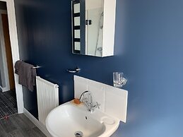 Toothbrush Apartments - 2 Bed 1 Bath Apt