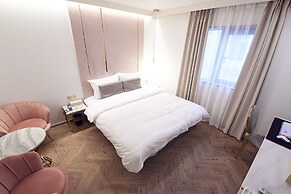 Den Basta Signature Hotel