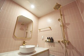 Den Basta Signature Hotel