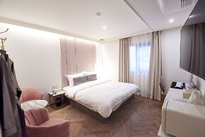 Den Basta Signature Hotel