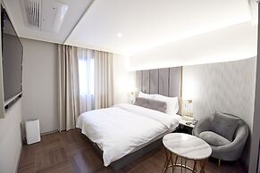 Den Basta Signature Hotel