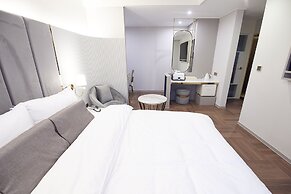 Den Basta Signature Hotel