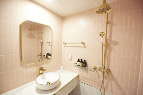 Den Basta Signature Hotel