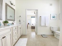 Penthouse Gem. All New! 3 Bedroom Condo by Redawning