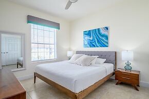 Penthouse Gem. All New! 3 Bedroom Condo by Redawning