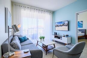 Penthouse Gem. All New! 3 Bedroom Condo by Redawning