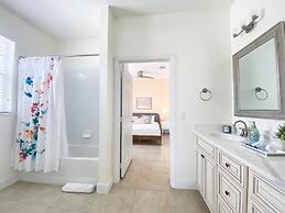 Penthouse Gem. All New! 3 Bedroom Condo by Redawning