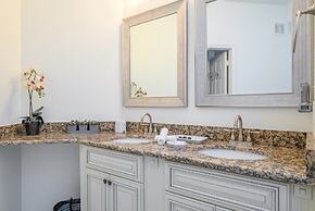 Penthouse Gem. All New! 3 Bedroom Condo by Redawning