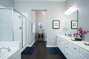 Penthouse Next To Convention Center & Universal 3 Bedroom Condo by Red