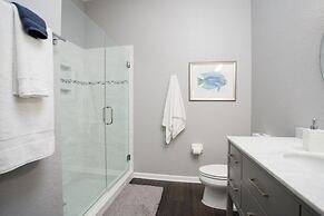 Penthouse Next To Convention Center & Universal 3 Bedroom Condo by Red